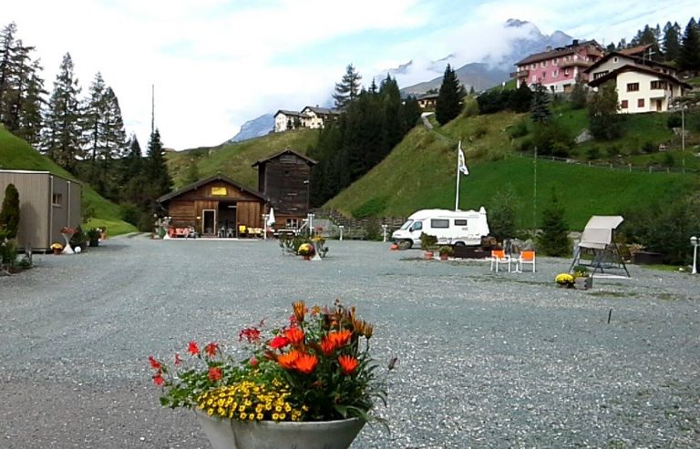 Heidi in camper in mezzo ai monti