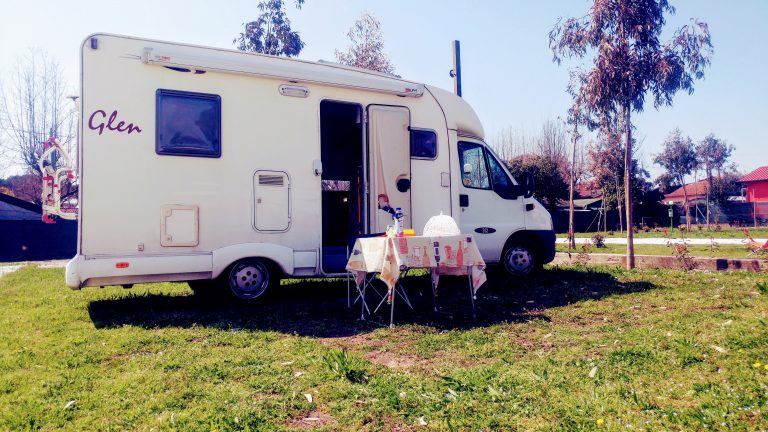 La carica dei 20 euro a notte in camper, in caravan o in tenda.