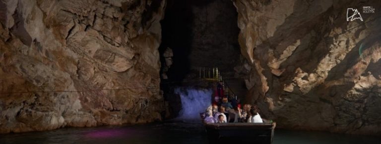 Navigare sotto terra: Grotte di Pertosa e Castelcivita