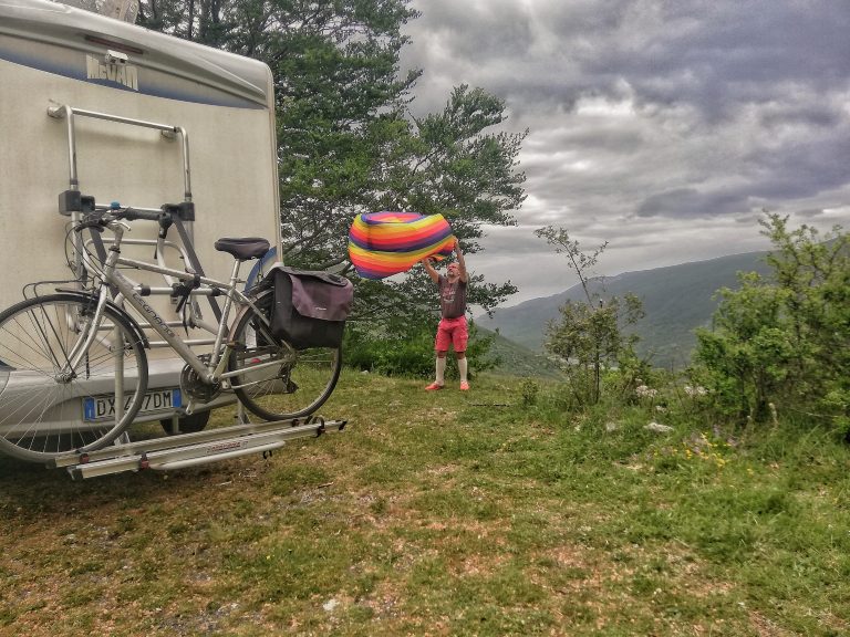 Fiamma Carry Bike LIFT 77: il portabici a prova di mal di schiena