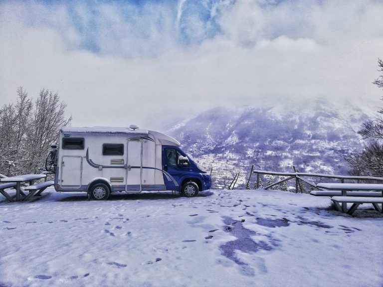 L’inverno in camper: catene, pneumatici invernali e coperture