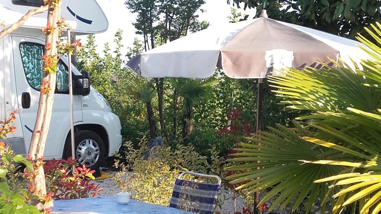 Avete mai dormito in un vivaio con il camper?