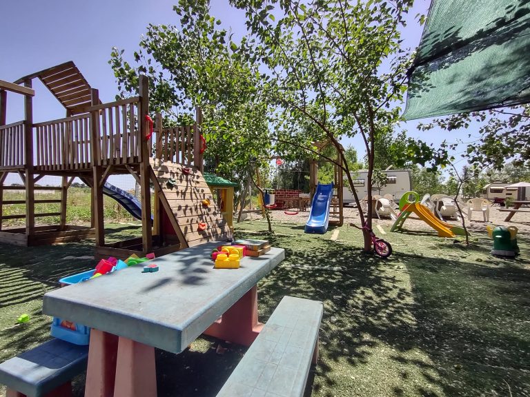 Ausgestatteter Bereich Gabella: die ganzjährig geöffnete Haltestelle in Kalabrien.